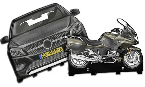 Pappaufsteller eines schwarzen Autos und eines metallischen Motorrads auf Ständern, für Präsentation oder Schulung