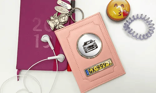 tasche für fahrzeugpapiere auf dem Tisch neben Nitizbuch tasche fahrzeugpapiere