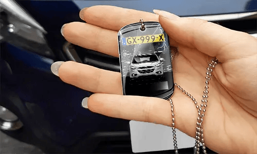 dog tags selbst gestalten mit blauen Wagen in der Hand erkennungsmarke mit gravur