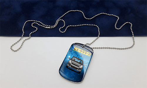 dog tags selbst gestalten mit dem Weiß Wagen auf dem Tisch erkennungsmarke kette mit gravur