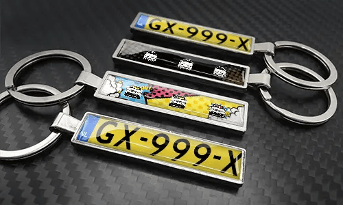 Set de llaveros de metal estilo cómic con placas de matrícula, diseños de coches coloridos y acabado metálico