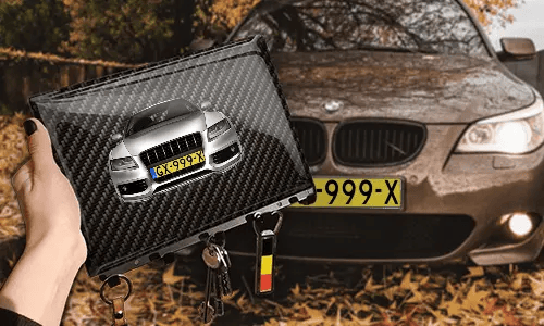 schlüsselbrett personalisiert mit Carbon Hintergrund in der Hand individuelles Schlüsselbrett
