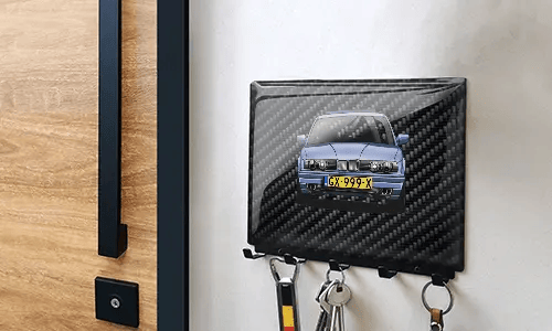 schlüsselbrett personalisiert mit Carbon Hintergrund auf der Wand Schlüsselbrett mit Wunschmotiv