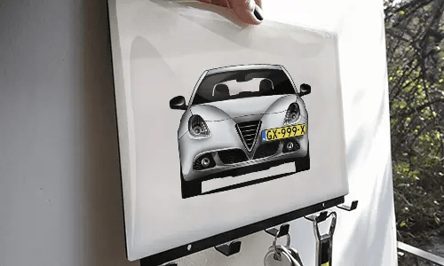 schlüsselbrett personalisiert mit Autosiouette auf weißem Hintergrund in der Hand individuelles Schlüsselbrett