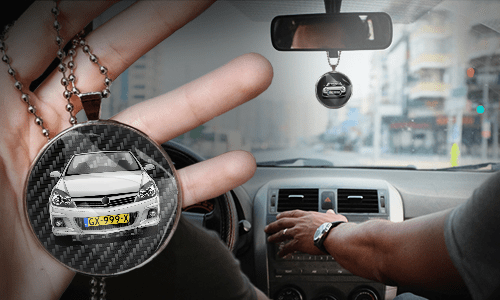 Innenspiegelanhänger in der Hand im Auto auto innenspiegel anhänger