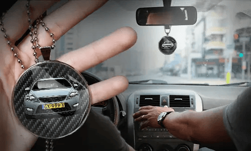 Innenspiegelanhänger in der Hand im Auto auto innenspiegel anhänger