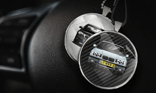 Innenspiegelanhänger in zwei Varianten mit Carbon- und Weißleder Hintergrund autodeko innenspiegel