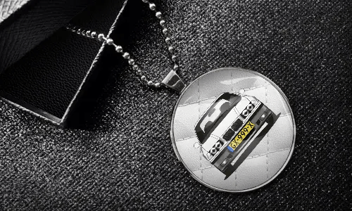 Innenspiegelanhänger neben Versandverpackung auf dem schwarzem Hintergrund anhänger innenspiegel auto