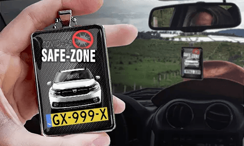 Auto-Safezone-Anhänger mit Carbon Hintergrund und Metallkette in der Hand Safezone-Anhänger