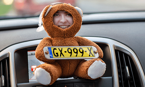 Cuddly toy with photo in the car