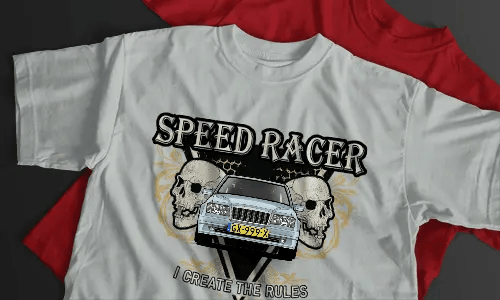 Weißes T-Shirt mit SPEED RACER Schriftzug, silberner BMW-Grafik, zwei Schädeln, gelben Ornamenten und schwarzem Hintergrund