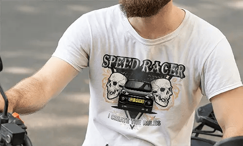 Weißes T-Shirt mit roter Motorradgrafik zwischen Schädeln, SPEED RACER oben, I CREATE THE RULES unten