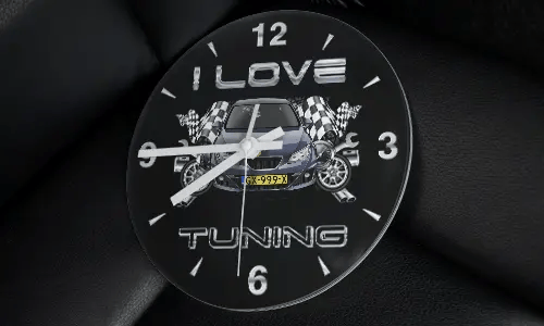 Wanduhr mit getuntem Auto, Zielflaggen, Rädern und Schriftzug I LOVE TUNING auf schwarzem Hintergrund