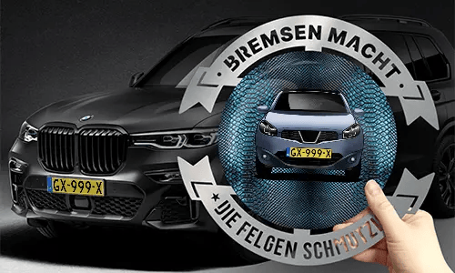 metallschild selbst gestalten Chromlackiert in der Hand mit dem Wagen auf dem Hintergrund individuelles metallschild