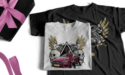 Zwei T-Shirts: weiß mit rotem Auto, Schädeln, Flügeln; schwarz mit Mechanik-Schädeln, Geschenkbox