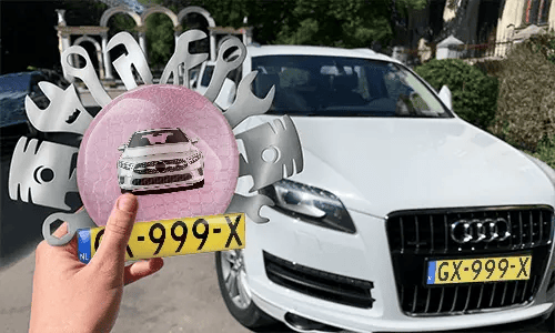 Autoschlüsselanhänger in der Hand mit dem Wagen auf dem Hintergrund individueller schlüsselanhänger