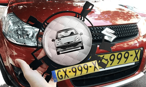 Autoschlüsselanhänger in der Hand mit dem Roten Wagen  persönlicher schlüsselanhänger