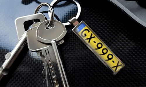 Sleutelhanger met auto-illustratiependant en metalen ring