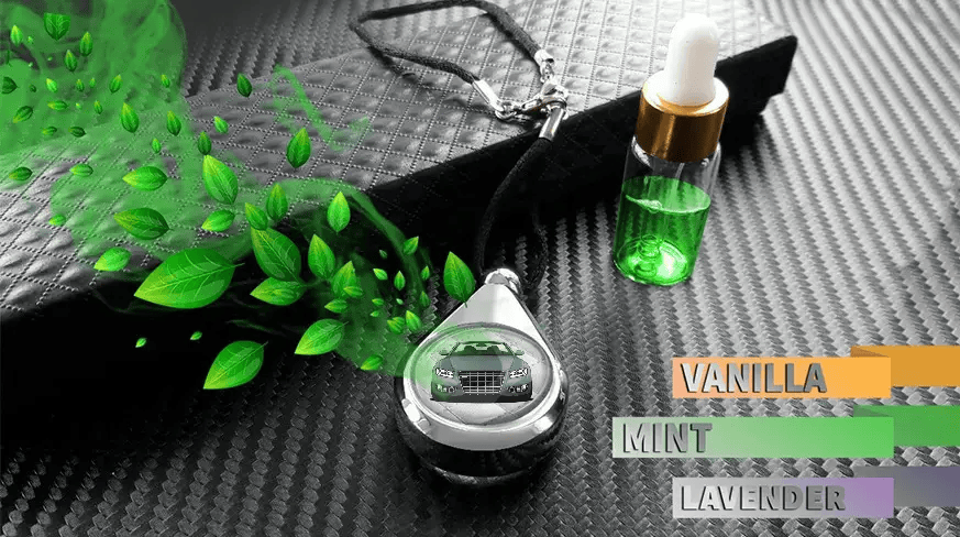 Auto-Parfümanhänger, der Duft verströmt, neben Nachfüllfläschchen, die verfügbare Aromen wie Vanille, Minze und Lavendel zeigen
