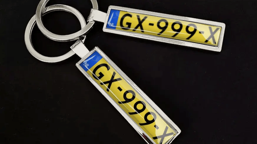 Schlüsselanhänger mit individuellem Nummernschild, Metallfinish und personalisiertem Nummerndesign