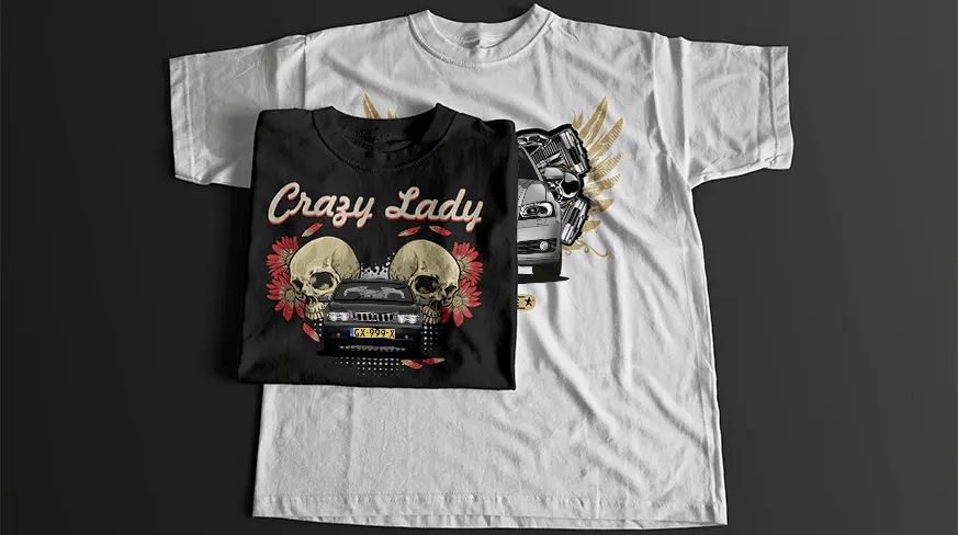 Schwarzes T-Shirt mit stilisierter Auto-Front, Schädeln, Motorteilen, goldenen Flügeln und BORN TO DRIVE Banner
