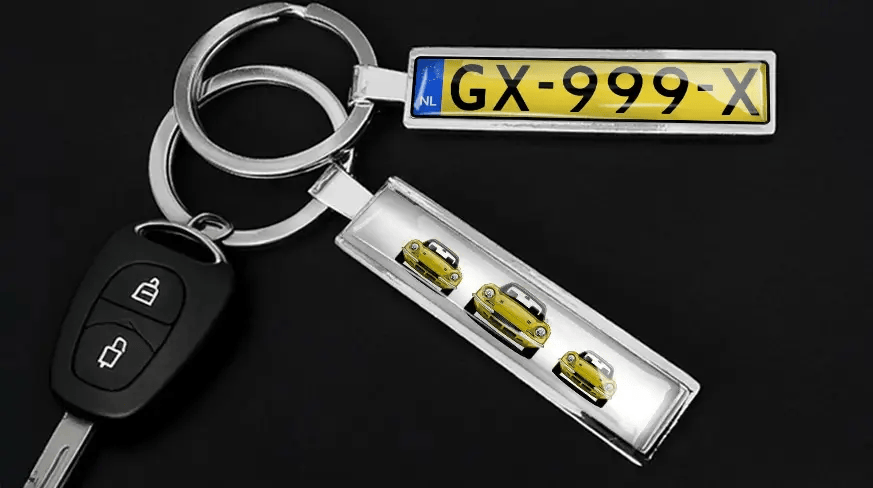 Llavero de placa de matrícula plateado con números personalizados sobre un acabado metálico elegante
