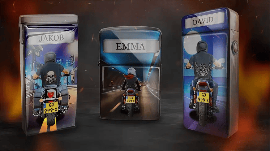 Drei Feuerzeughüllen zeigen Motorradfahrer von hinten, jeweils mit den Namen Jakob, Emma und David. Hintergründe: städtische Nachtlandschaft, Tunnel und mondbeschienene Szenerie. Energetische Atmosphäre.
