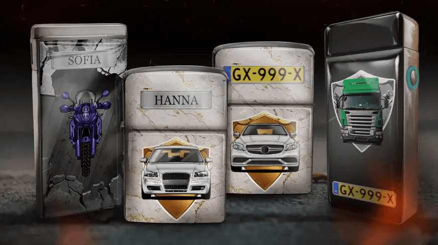 Sammlung dekorativer Dosen mit Fahrzeugmotiven auf marmorähnlichem Hintergrund. Die Dosen zeigen ein Motorrad, blaue und rote Autos sowie einen grünen LKW mit Kennzeichen. Die Namen „SOFIA“ und „HANNA“ sind sichtbar, was ein elegantes und stilvolles Design vermittelt.