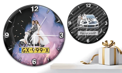 Zwei Wanduhren mit romantischen Fahrzeugmotiven: links mit Hochzeitspaar auf weißem Roller und Feuerwerk, rechts mit Paar und Auto auf Carbon-Hintergrund